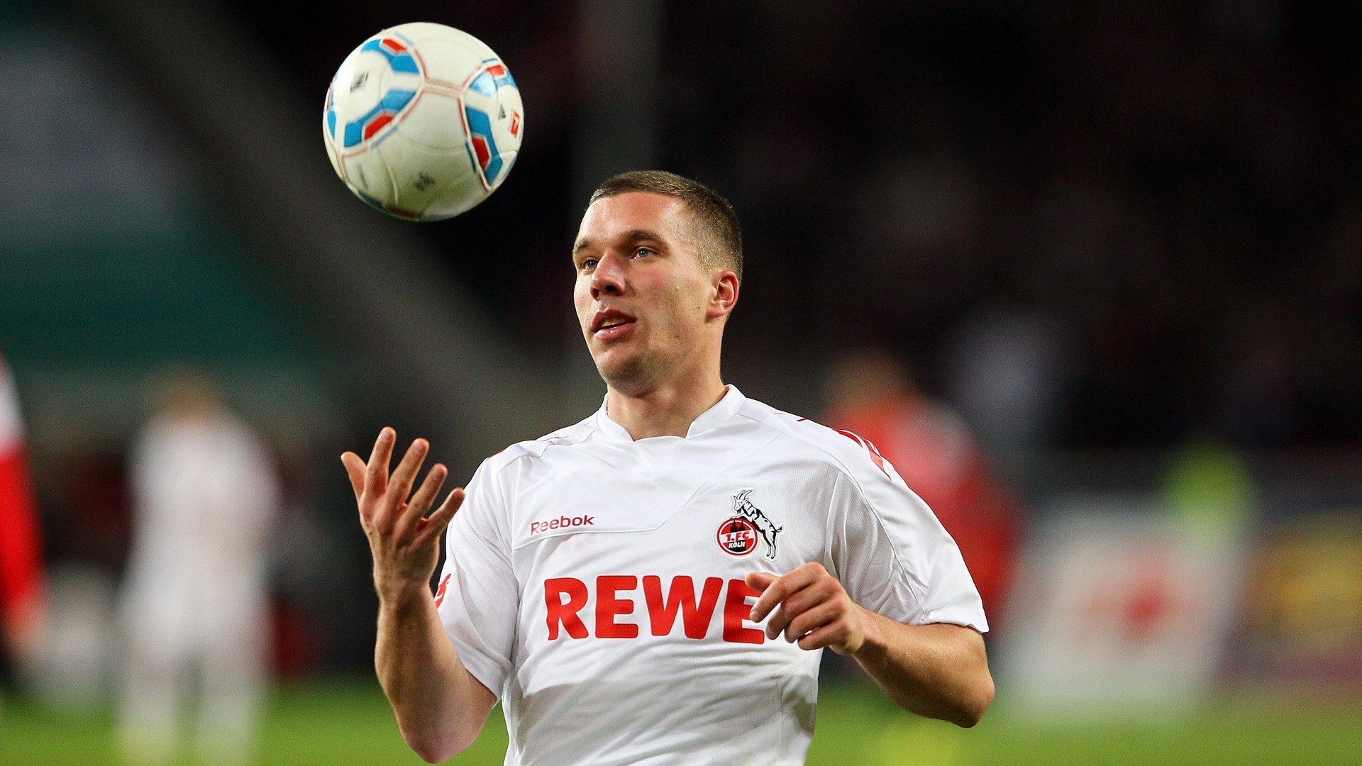 英超裁判引入更先进的判罚技术，判决更公正，英超足球裁判